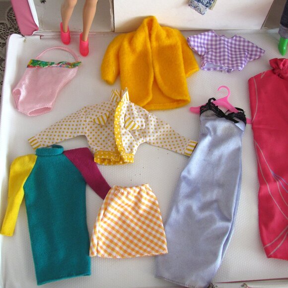 BARBIE CLOTHES & DOLLS LOT in CARRY CASE CLOSET, 2 BARBIES w GLORIOUS HAIR, 1976 - Picture 6 of 15